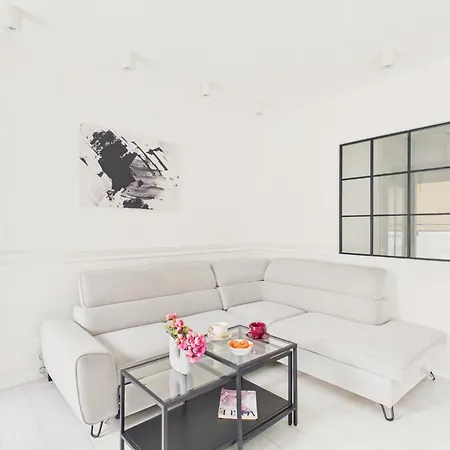 Wola Park Spacious With Balcony & Parking By Solarento شقة